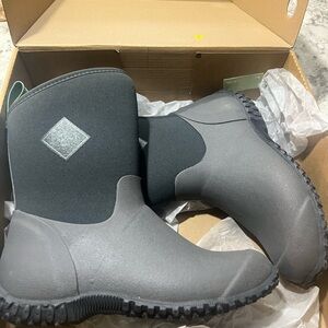 Women’s muck boots size 5